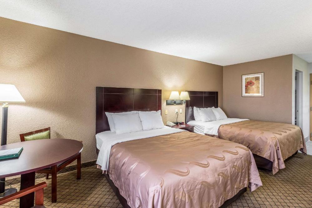Queen Room with Two Queen Beds - Non-Smoking interior